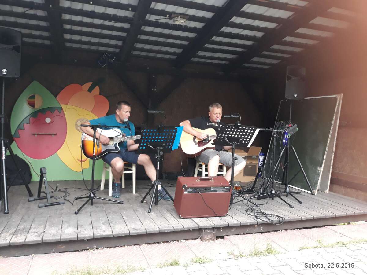Zahájení prázdnin, hraje NěHa