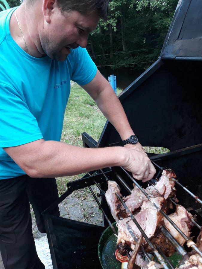 Zahájení prázdnin, hraje NěHa