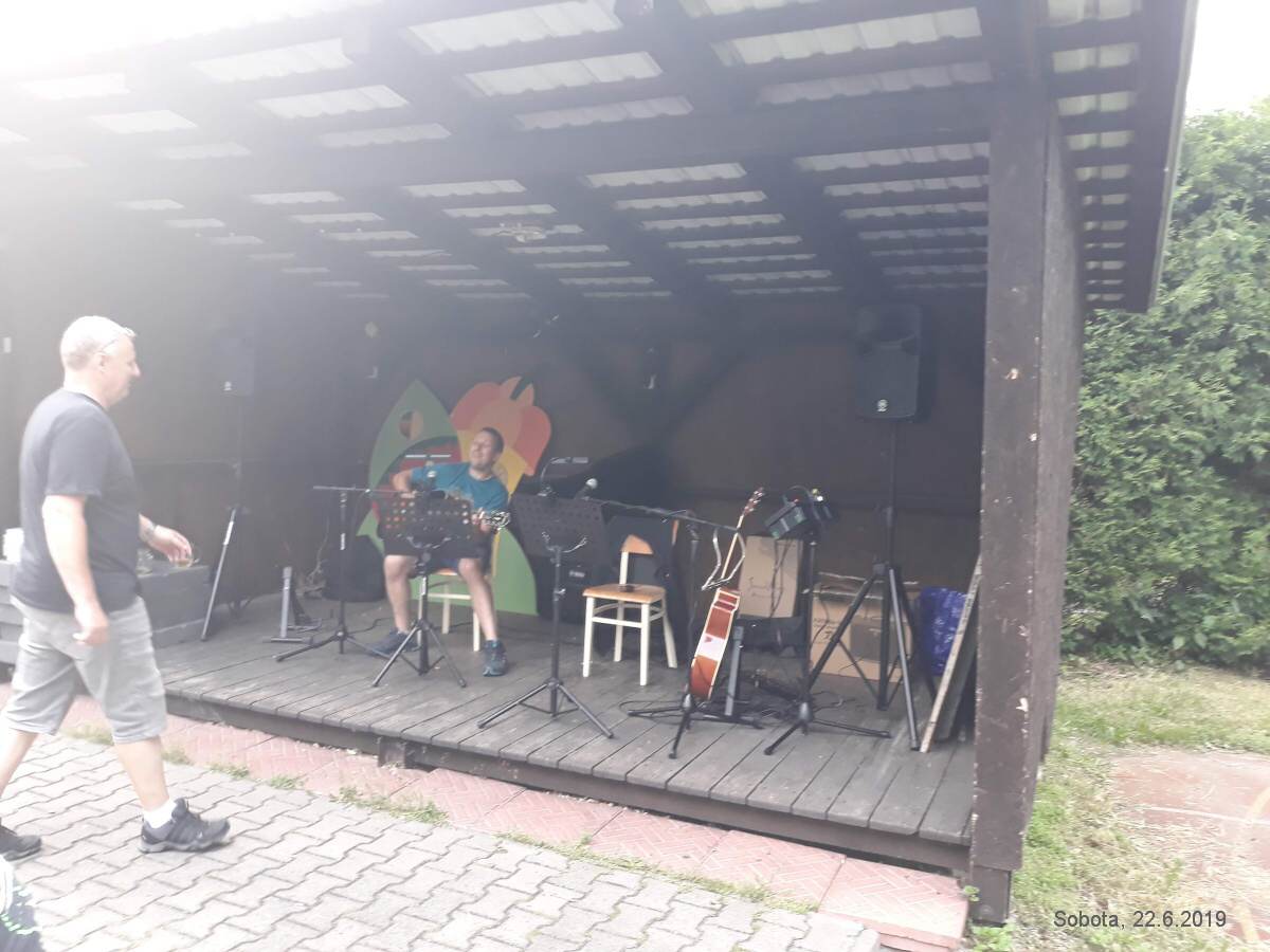 Zahájení prázdnin, hraje NěHa