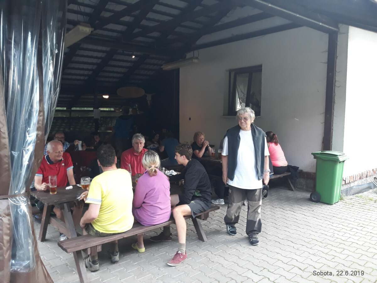 Zahájení prázdnin, hraje NěHa