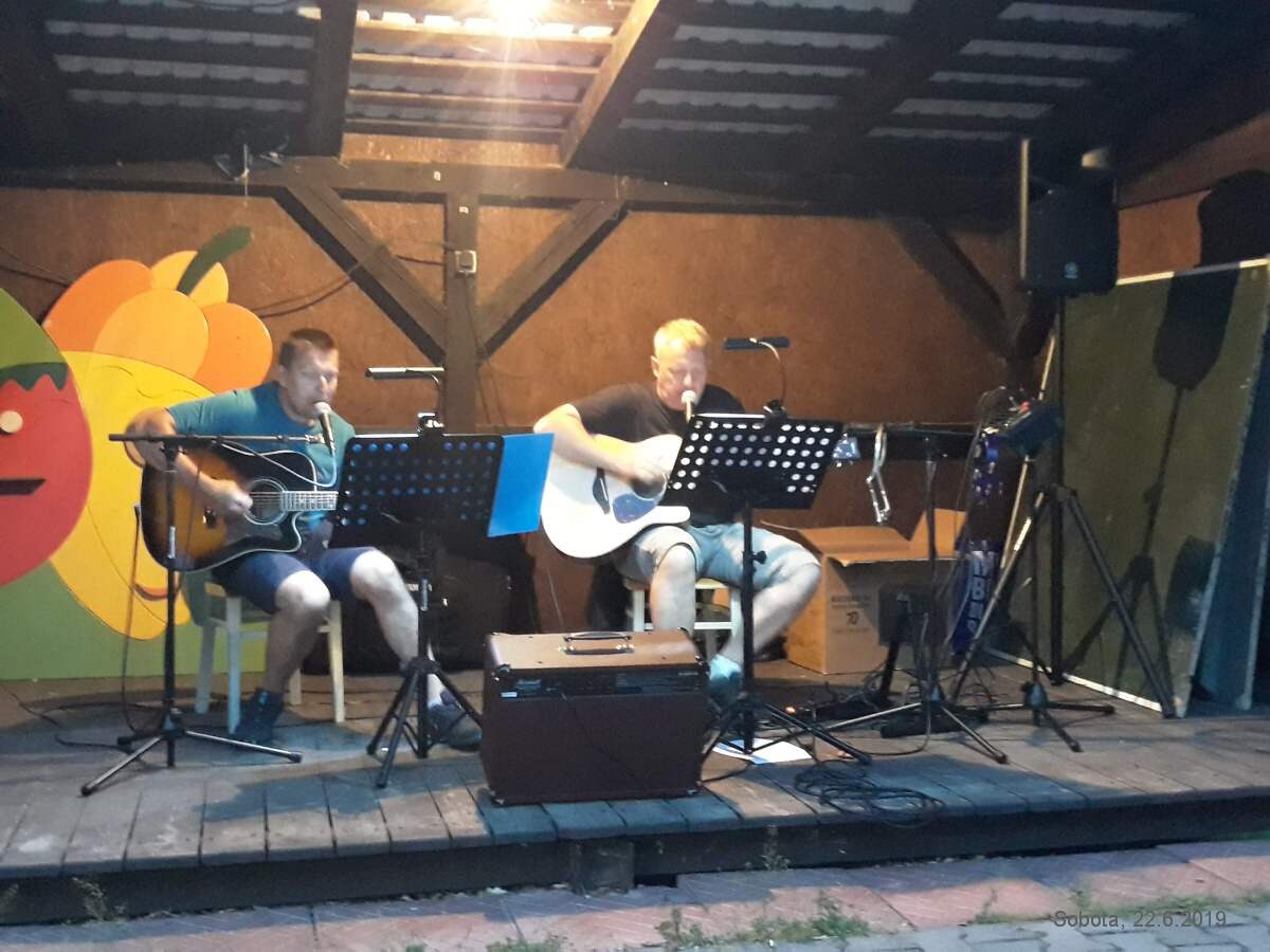 Zahájení prázdnin, hraje NěHa