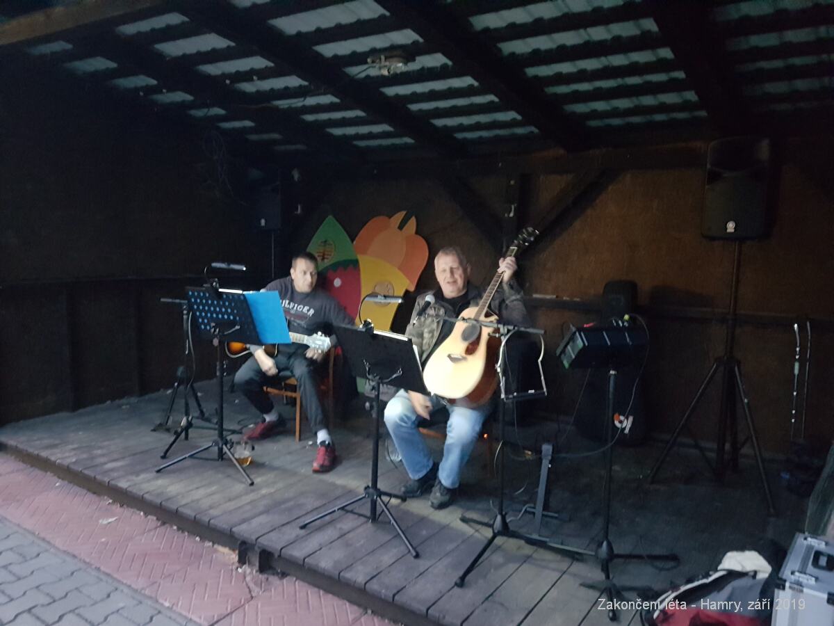 Zakončení prázdnin, hraje NěHa