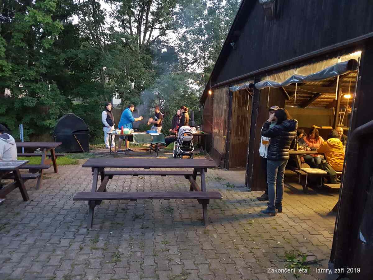 Zakončení prázdnin, hraje NěHa