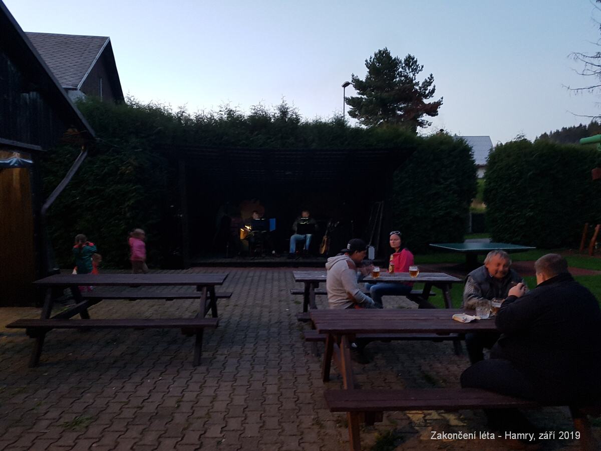 Zakončení prázdnin, hraje NěHa